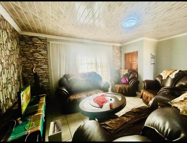 2 BEDROOM HOUSE FOR SALE IN VANDERBIJLPARK CE 4